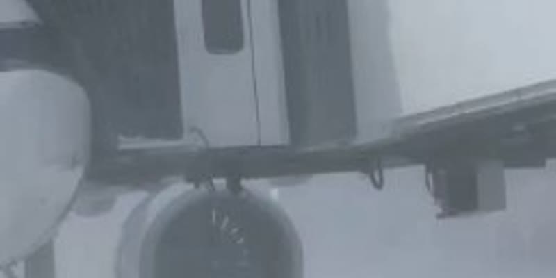 Силна снежна буря връхлетя Астана: Смущения в транспорта и инциденти