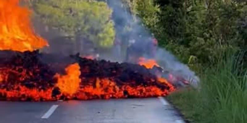 Остров Реюнион: Лава от вулкана Питон дьо ла Фурнез пресече магистрала RN2