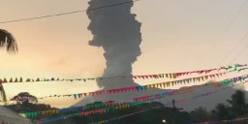 Изригване на вулкан в Филипините: Пепел и миризма на сяра засегнаха хиляди